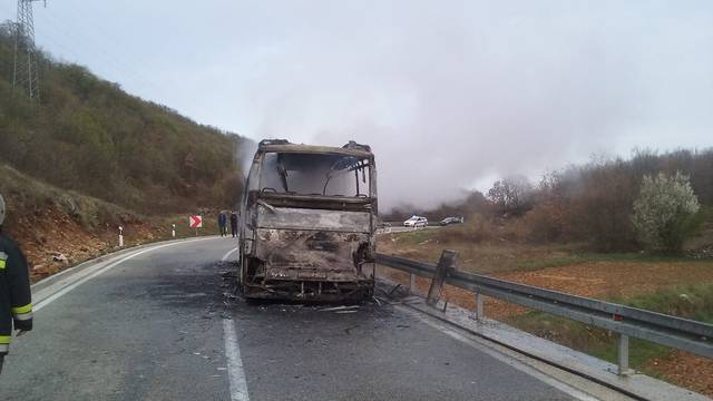 Prevozio vojnike: Izgorio cijeli  autobus na cesti kod Imotskog