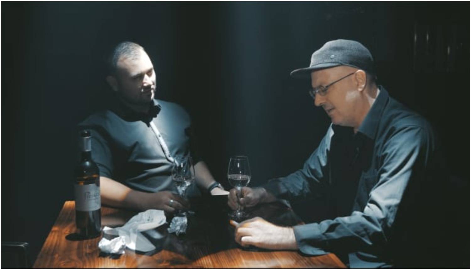 Vuco je snimio spot s kolegom: Pije u kafani i žali se na život...