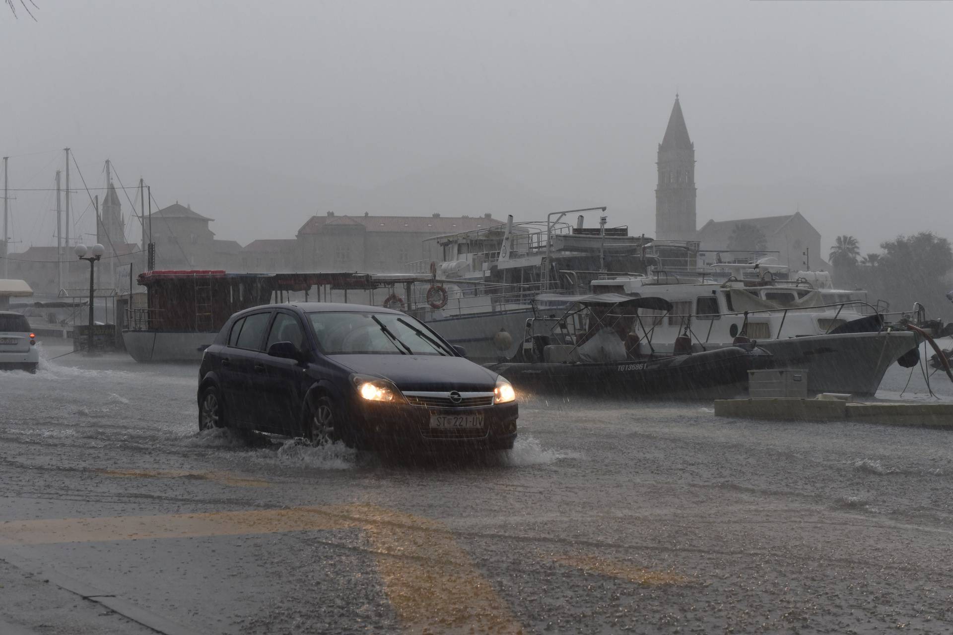 Zbog obilne kiše i juga poplavljene su prometnice Trogira i Čiova