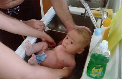 Beba se smijala dok su je kupali u sudoperu jedrilice