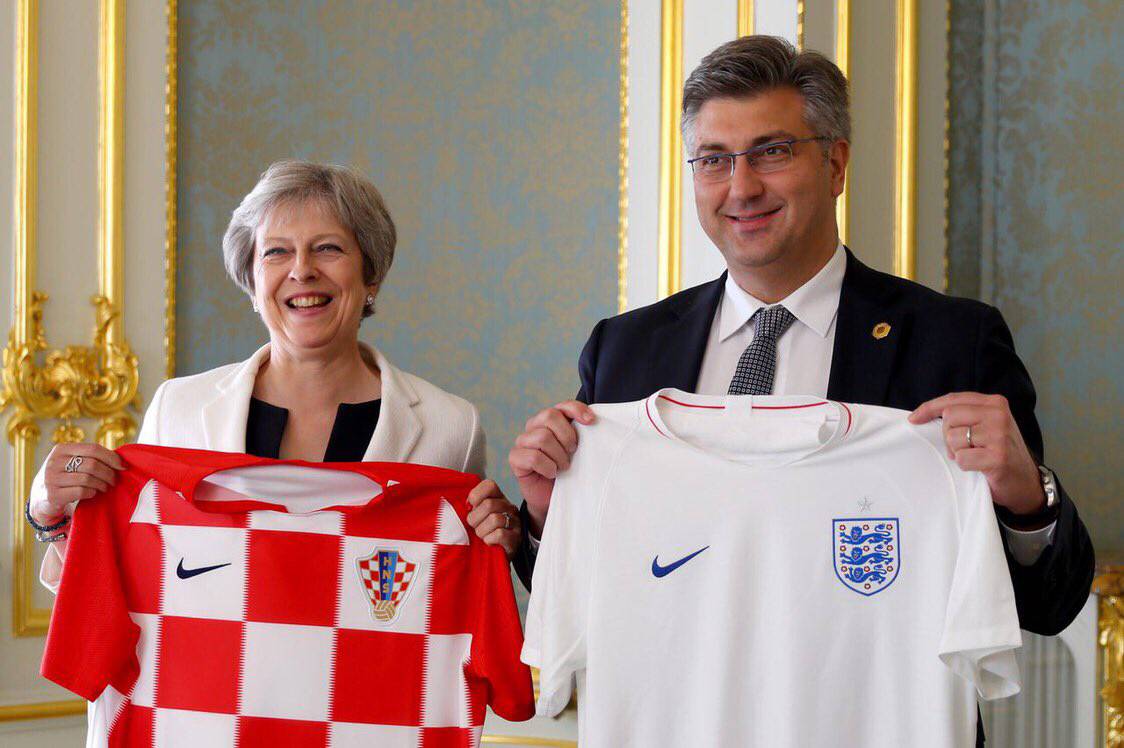 Uoči utakmice: Theresa May i Plenković razmijenili dresove...