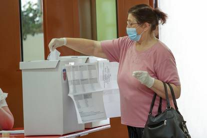 Osijek: Građani izašli na birališta koja su otvorena od 7 sati
