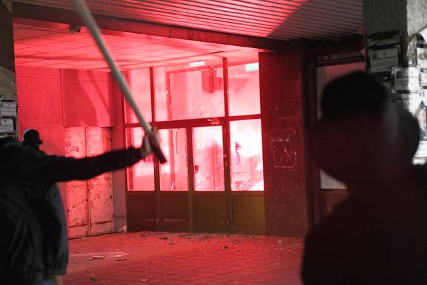 Valjevo: Grupa maskiranih muškaraca u prosvjedu zapalila prostor Gradske uprave