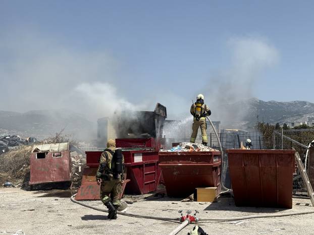 Split: Izbio požar na Stinicama, gorjelo smeće i vozilo