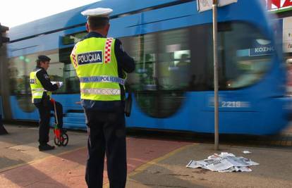 Zagreb: Udarila o tramvaj, pa glavom o rub pločnika