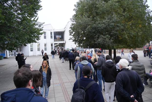 Otvorena birališta u Srbiji: Građani od ranog jutra čekaju u redu za glasanje