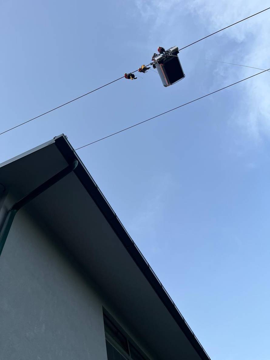 VIDEO Što ako 'zapnete' na žičari na Sljemenu? Nema brige. Pogledajte HGSS-ovce u akciji