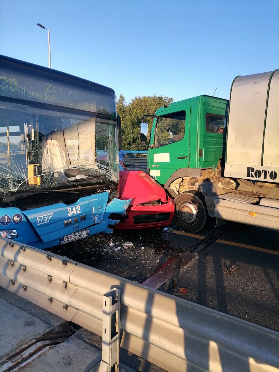 Auto zdrobljen između autobusa i kamiona na Mostu slobode: 'Čovjek je izašao sav krvav'