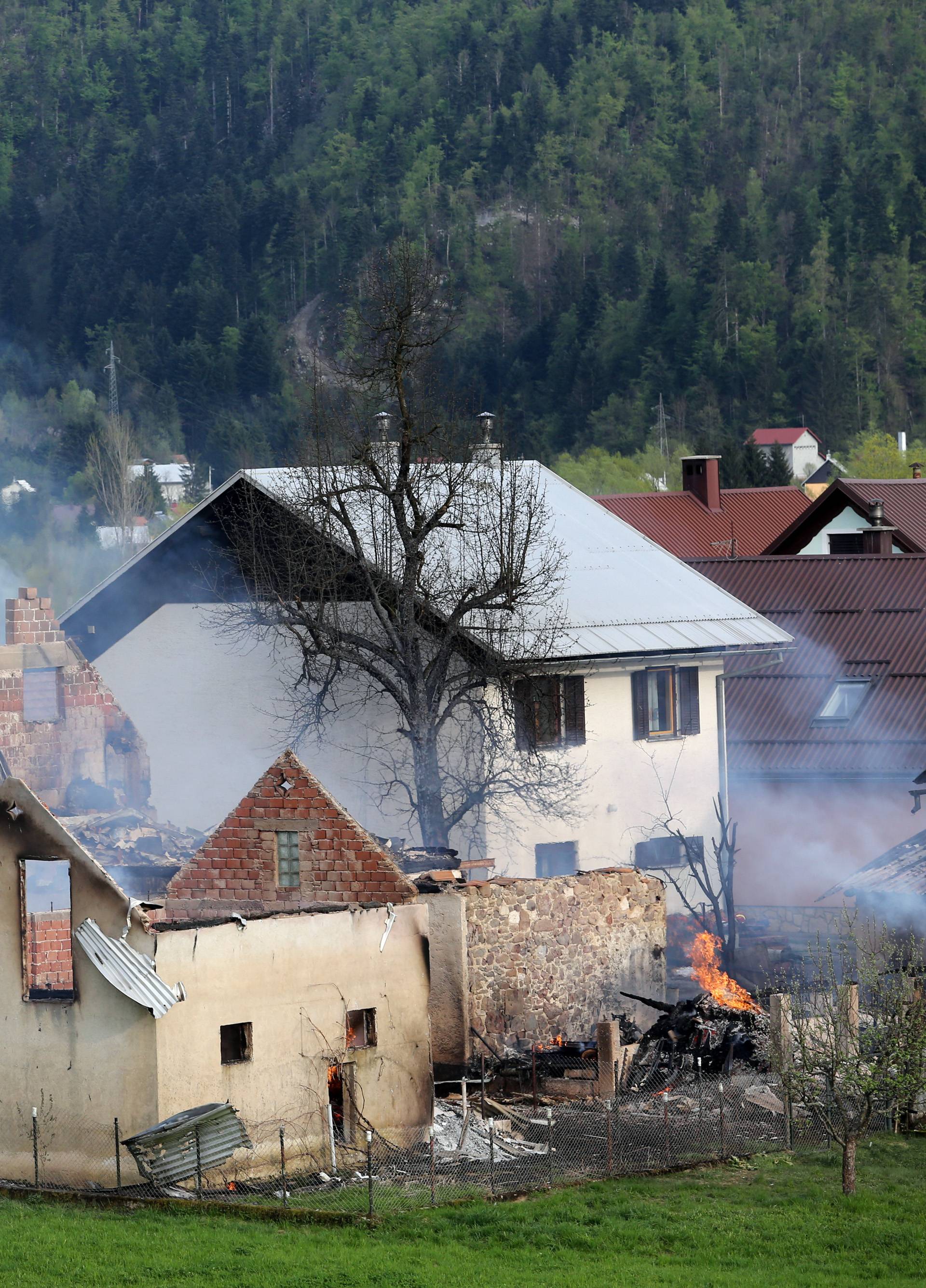 Proširila se iz sjenika: Vatra je progutala tri kuće kraj Čabra