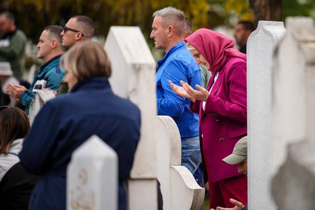 Sarajevo: Posljednji ispraćaj Halida Bešlića na gradskom groblju Bare