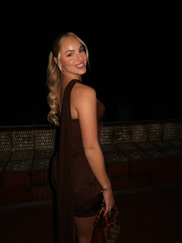 FOTO Kratka haljina i zavodljivi pogled. Ovako je najljepša nogometašica uplovila u 2026.