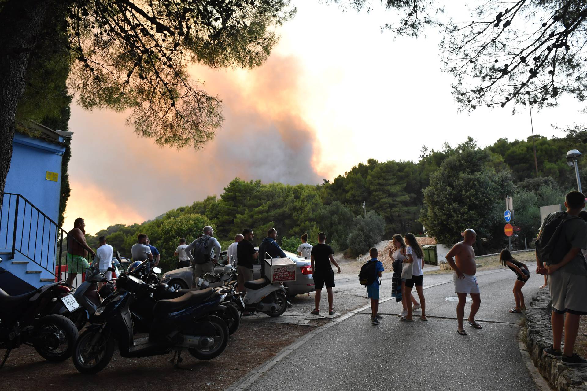 U blizini Trogira izbio požar, u gašenju pomažu i tri protupožarna aviona