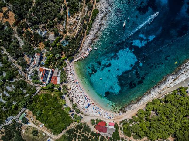 Spektakularan pogled iz zraka na uvalu i otočić Pokonji Dol kod Hvara