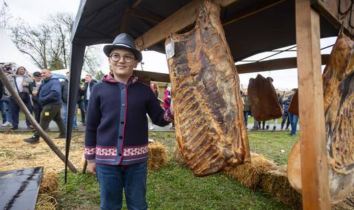 Izbor najbolje slanine na vašaru u Karancu: Pobijedila je najteža i najslasnija slanina od svih...