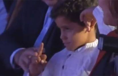 Ronaldo primio nagradu, a sin mu je pokazao srednji prst?!