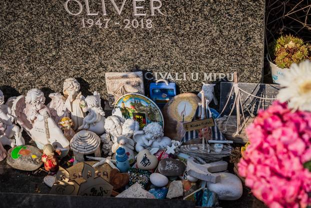 Vela Luka: Prije točno 5 godina umro je Oliver Dragojević, građani na njegovom grobu pale svijeće i ostavljaju poruke 