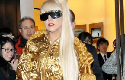 Lady GaGa šetala u zlatnom kaputu i kandža - rukavicama