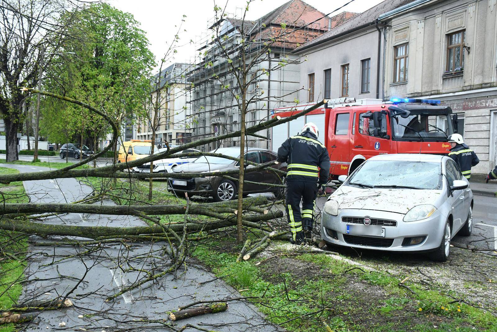 VIDEO Nevrijeme izazvalo kaos i kod Siska: Vjetar rušio stabla na automobile i čupao stupove