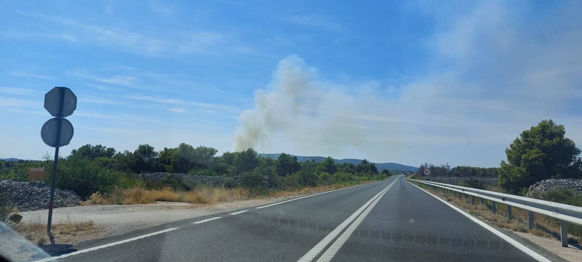 VIDEO Požar na ulazu u Vodice, digli su i više kanadera: 'Vatra je došla na 50 metara od kuća'