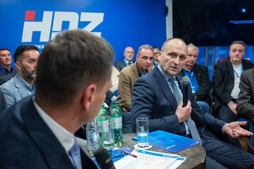 Zagreb: Tribina Zajednice utemeljitelja HDZ-a "Dr. Franjo Tuđman" na temu "Može li se Hrvatska sutra obraniti?"