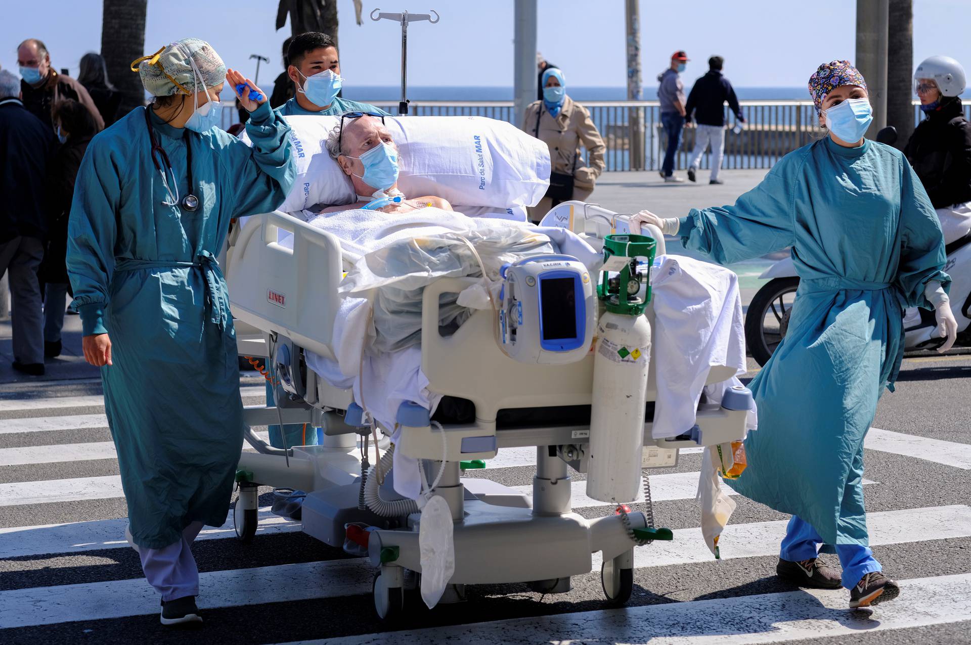 Barcelona Hospital del Mar takes COVID-19 ICU survivor to beachside for "sea therapy\