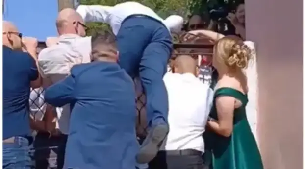 FOTO Urnebesne fotke sa svadbi na Balkanu: Od čupanja kose za buket i 'minjaka' do interventne