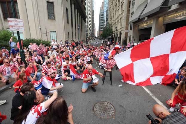 SP 2026 Philadelphia: Navijači se okupljaju prije razvijanja hrvatske zastave uoči utakmice s Ganom