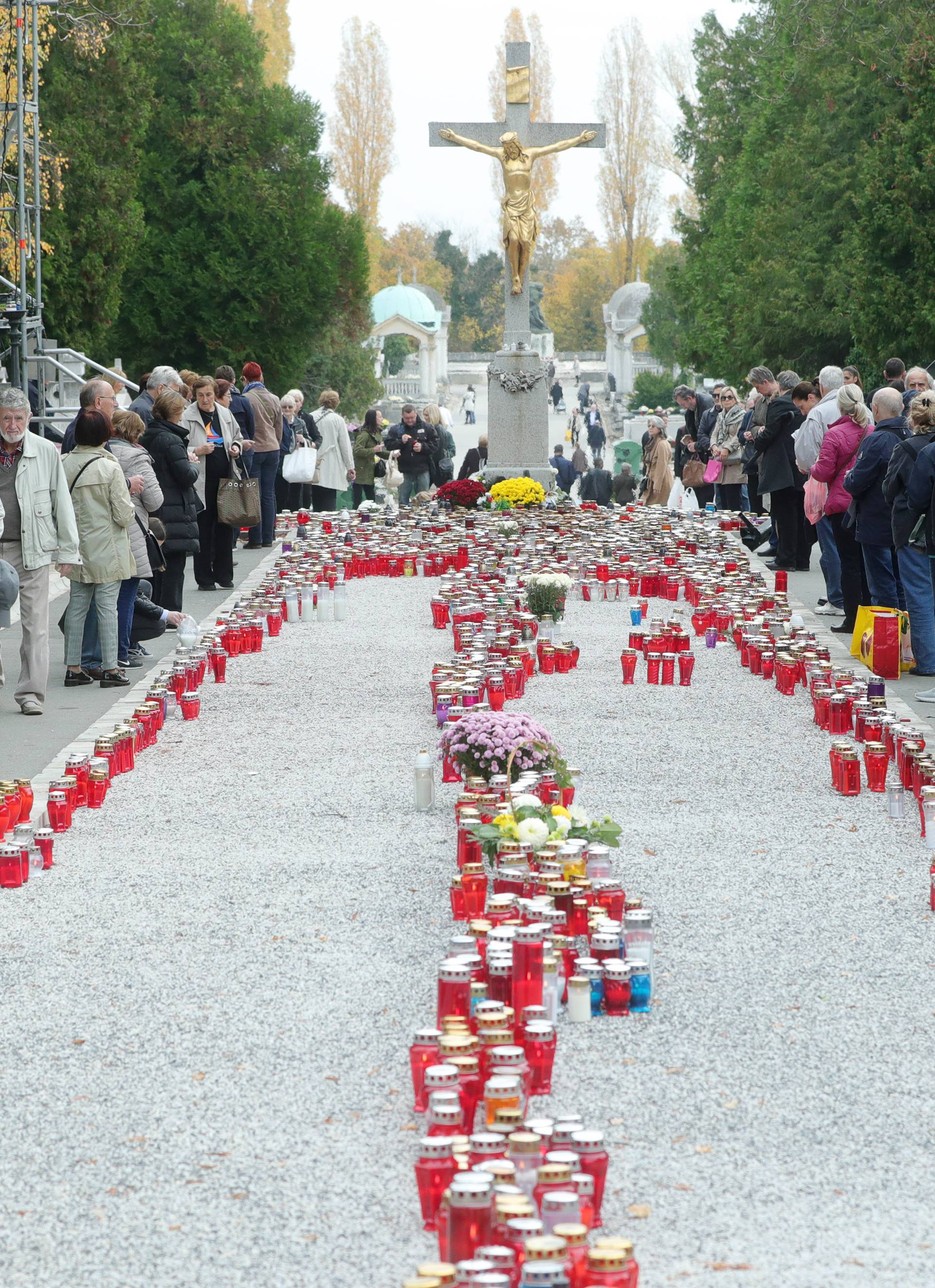 Zagreb: GraÄani obilaze posljednja poÄivaliÅ¡ta najmilijih na groblju Mirogoj
