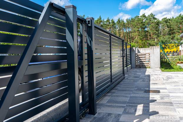 Modern,Panel,Fencing,In,Anthracite,Color,,Visible,Sliding,Gate,To