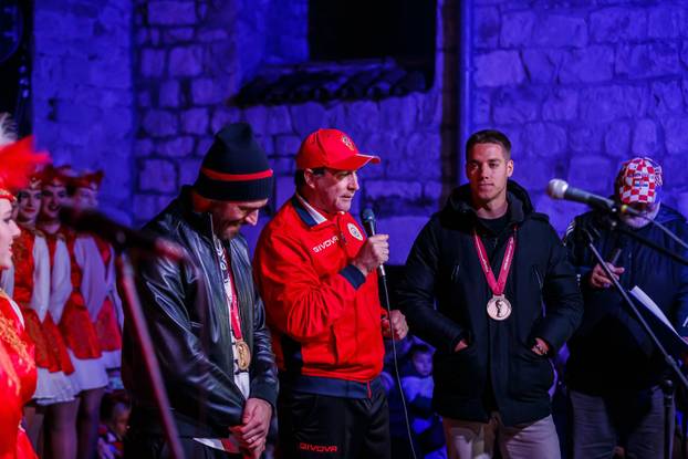 Marko Livaja i Marijo Pašalić na pozornici pred oduševljenim navijačima