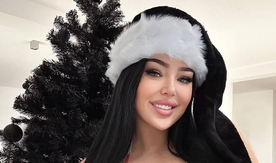 Bujna Claudia ispred božićnog drvca priuštila fanovima scenu za pamćenje: 'Odlične kuglice!'