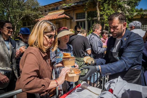Split: Tomislav Šuta je podjelio preko 1000 porcija graha 