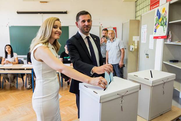 Split: HDZ-ov kandidat za gradonačelnika Tomislav Šuta glasovao u drugom krugu lokalnih izbora