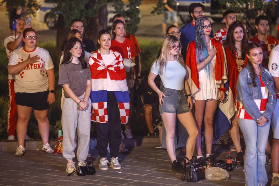 Osijek: Navijači prate utakmicu Hrvatska  - Portugal 