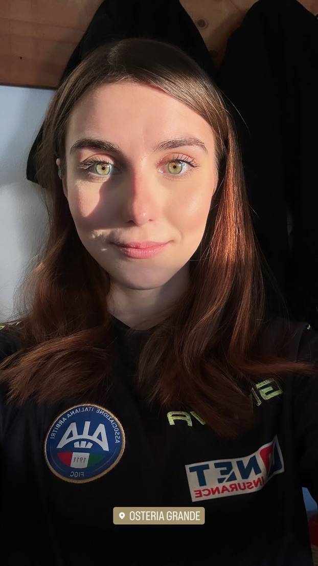 FOTO Zbog nje bi svi u zaleđe. Tange i zastavica su joj rekviziti