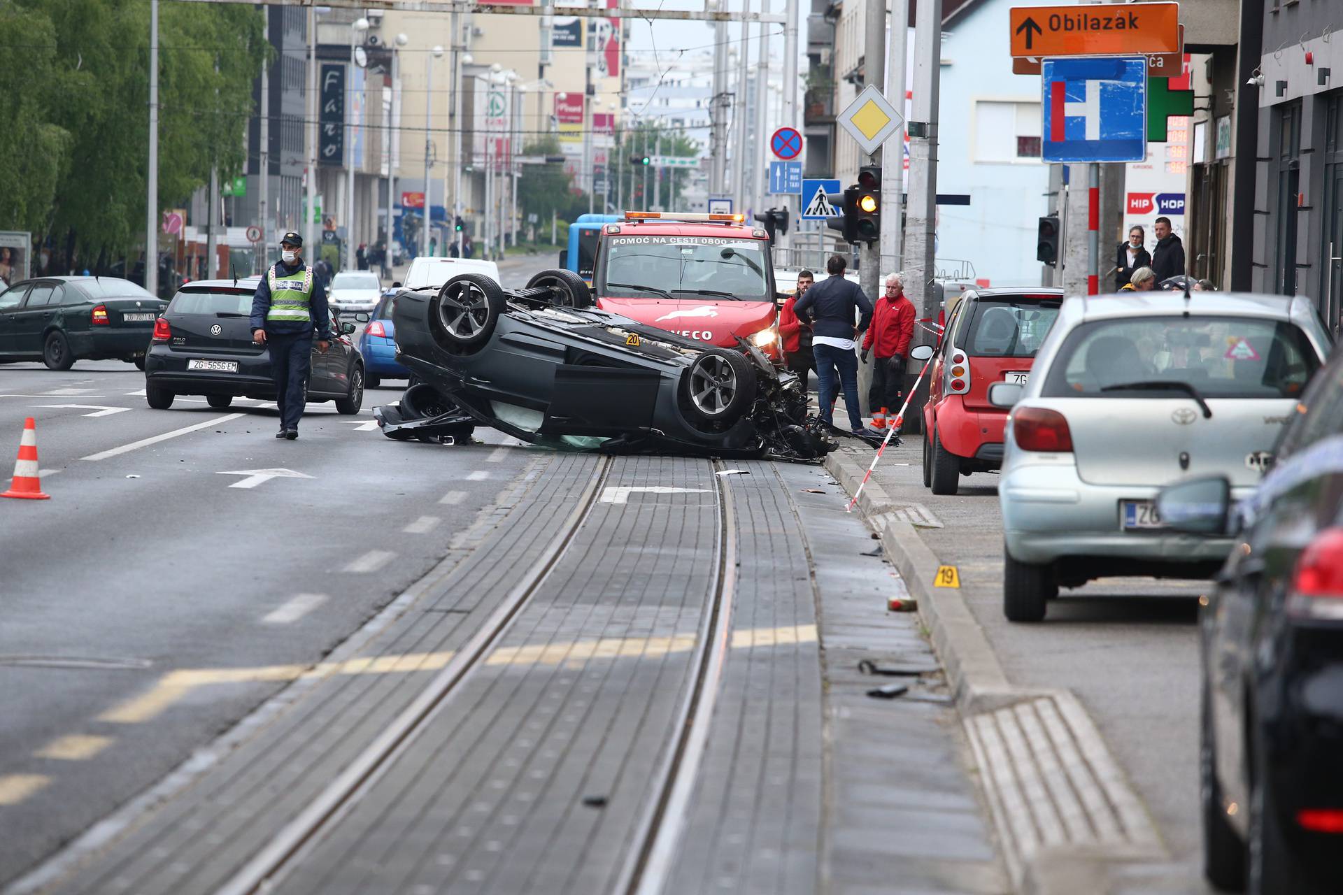 Zagreb: Automobilom u Dubravi udario u parkirane automobile i završio na krovu