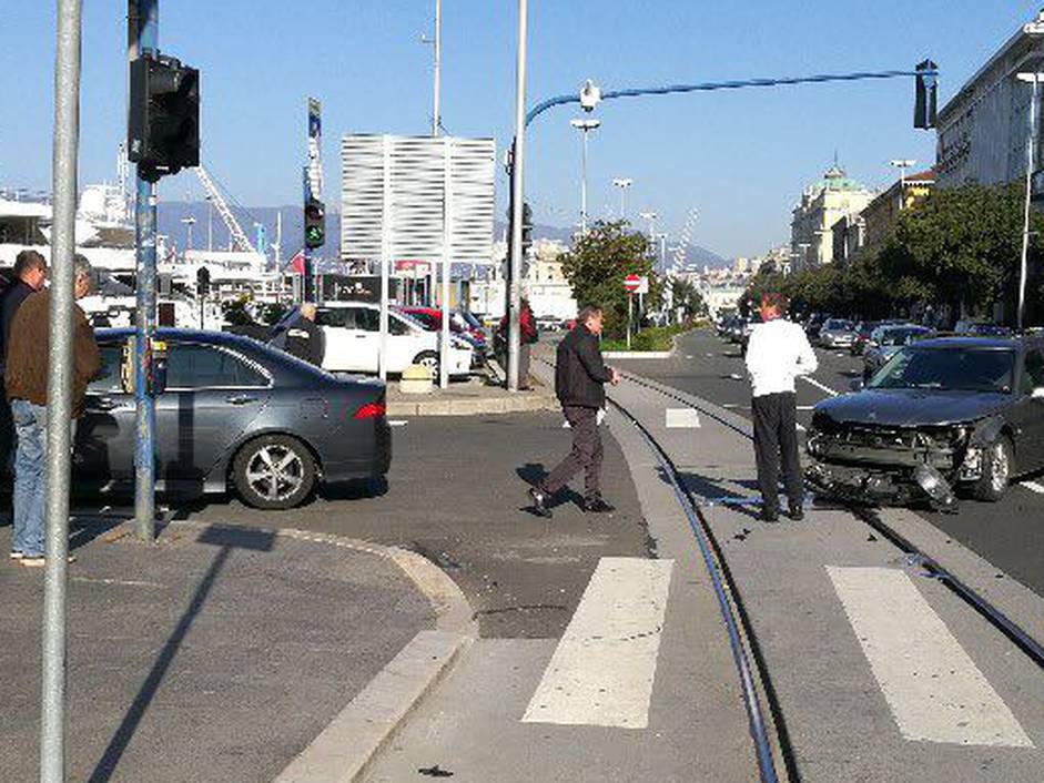 Policajac prošao kroz crveno u presretaču i udario drugi auto