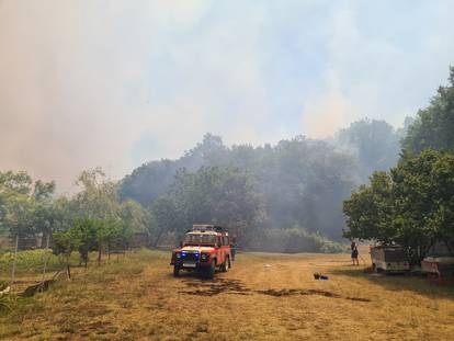 Scene užasa iz Pule: Vatra je gutala sve pred sobom, hrabri građani pomagali vatrogascima