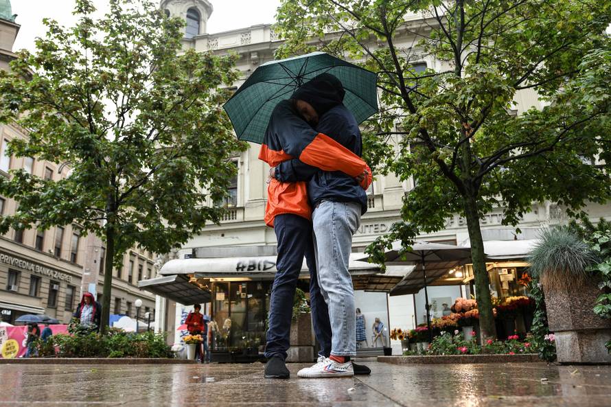Zagreb: Performans Studija jednog zagrljaja autora Igora Zenzerovića u jutarnjim satima
