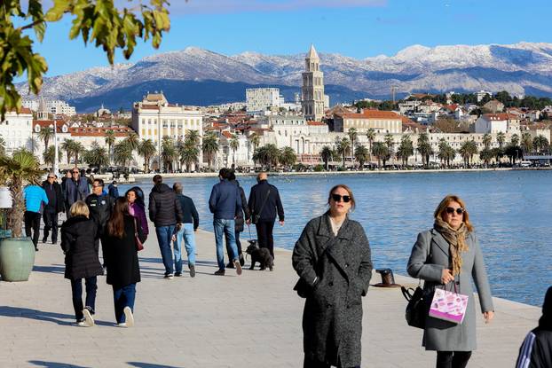 Zubato sunce u Splitu izmamilo je brojne šetače