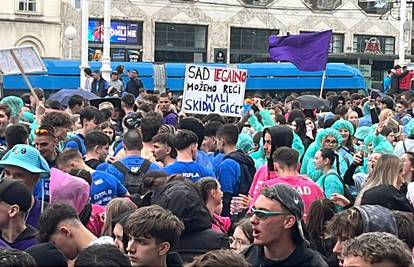 VIDEO Maturanti stigli na Trg bana Jelačića: Leti brašno, ore se pjesme, a ne smeta niti kiša