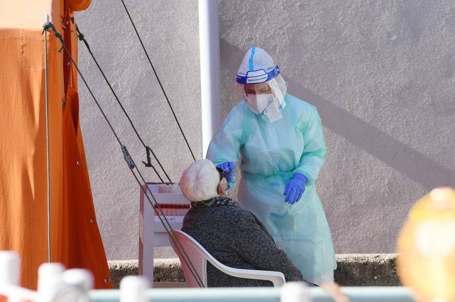 Šibenik: Građani čekaju u redu na tesiranje na COVID-19