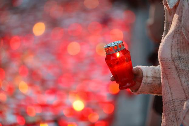 Građani u večernjim satima na groblju Mirogoj pale svijeće za svoje najmilije