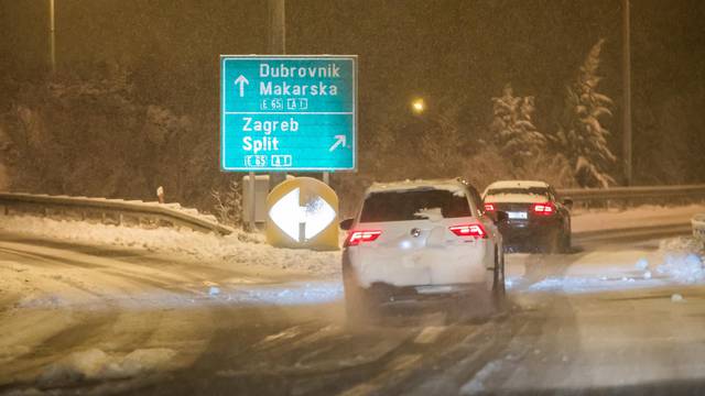 Tjekom večeri u Dalmatinskoj zagori počeo je padati gusti snijeg