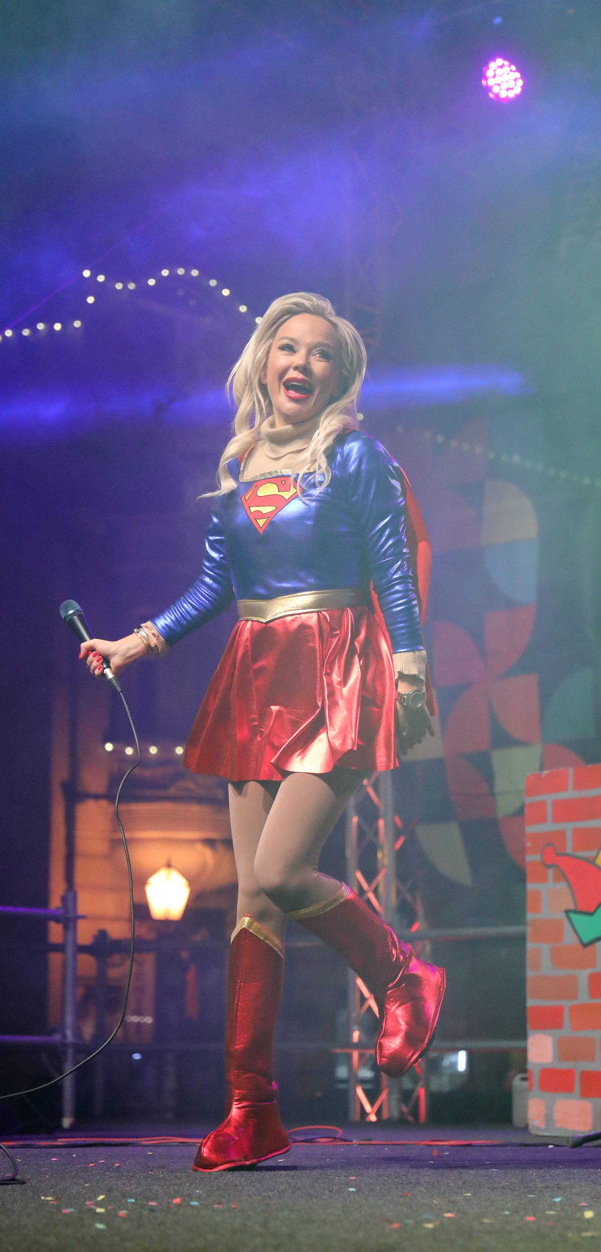 Maja Šuput obučena kao Supergirl nastupala na otvorenju Samoborskog fašnika