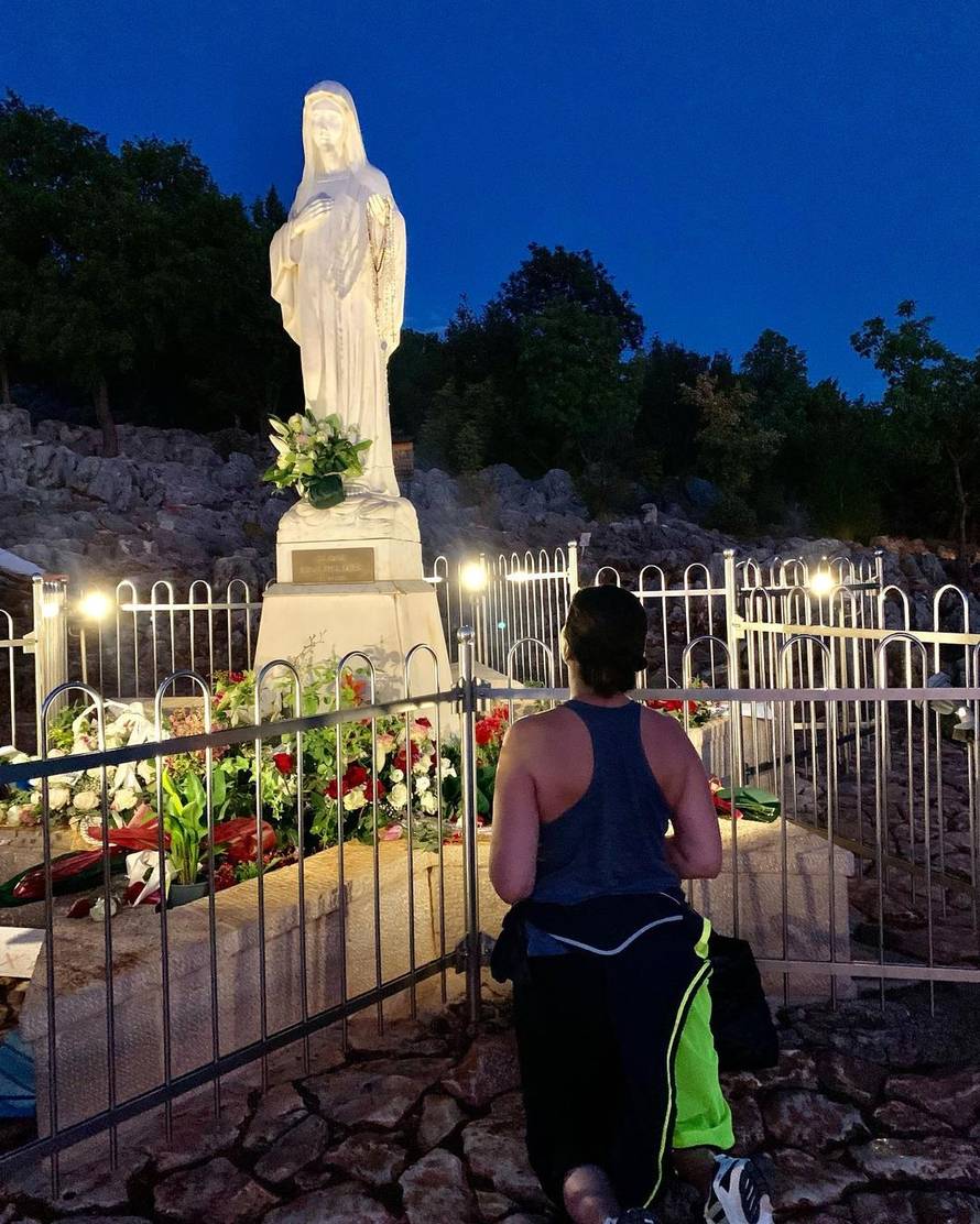 Nina Badrić je opet posjetila Međugorje: Do vrha se popela u ležernom izdanju i zagrlila križ