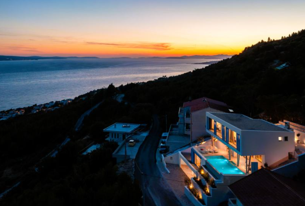FOTO Luksuz na razini: Nova i moderna vila s infinity bazenom mami poglede u Omišu