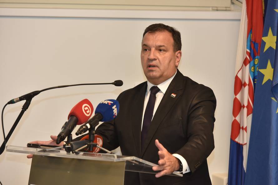 Pula: Plenković na potpisianju ugovora za podmirenje obveza bolnice Pula