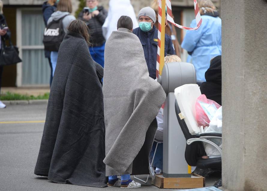 Zagreb: Ljudi ispred Klinike za ženske bolesti i porode