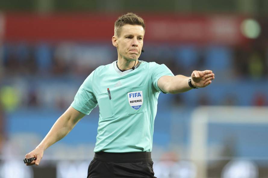 firo: 03/10/2024 Football, Soccer, 1st League, First Bundesliga, Season 2023/2024, Bayer Leverkusen - VfL Wolfsburg